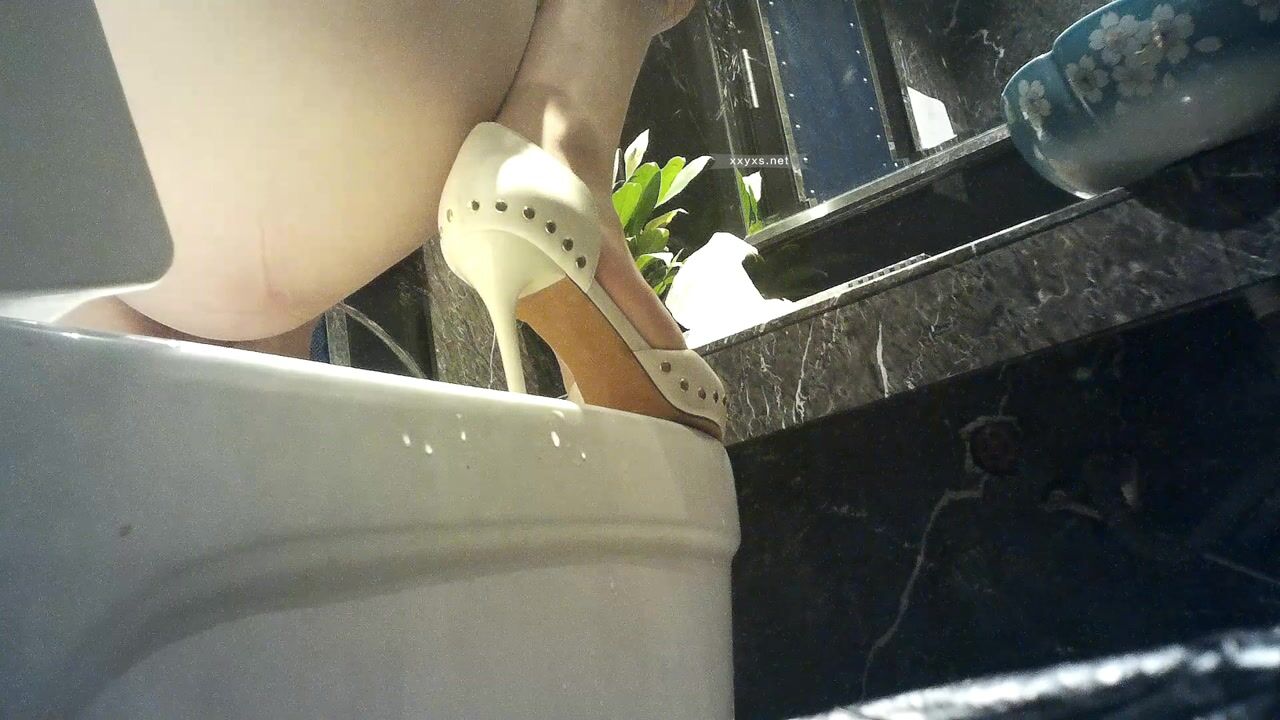KTV女厕近距离偷拍长发小姐姐的小嫩鲍蹲在马桶上尿拍她的B可真费劲