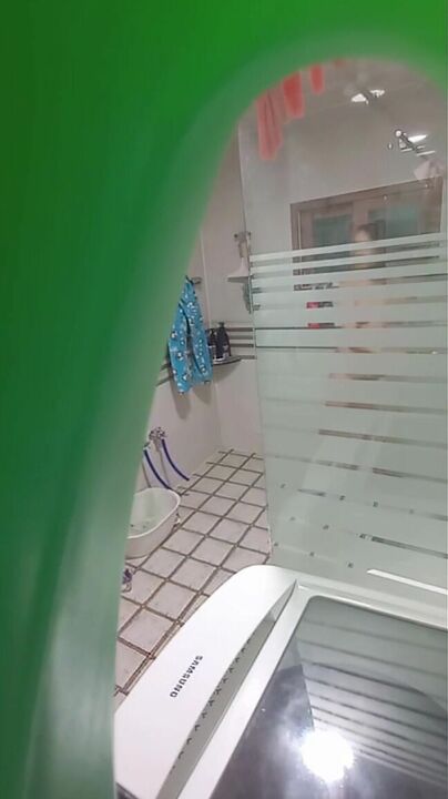咸湿房东浴室偷窥 大学生女租客2次淋浴，她先用浴巾擦了阴部和肛门